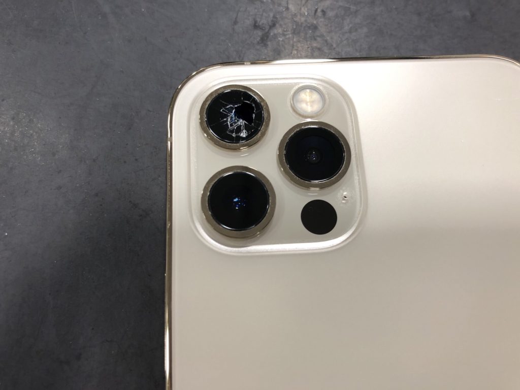 iPhone１２　カメラのレンズカバー割れ