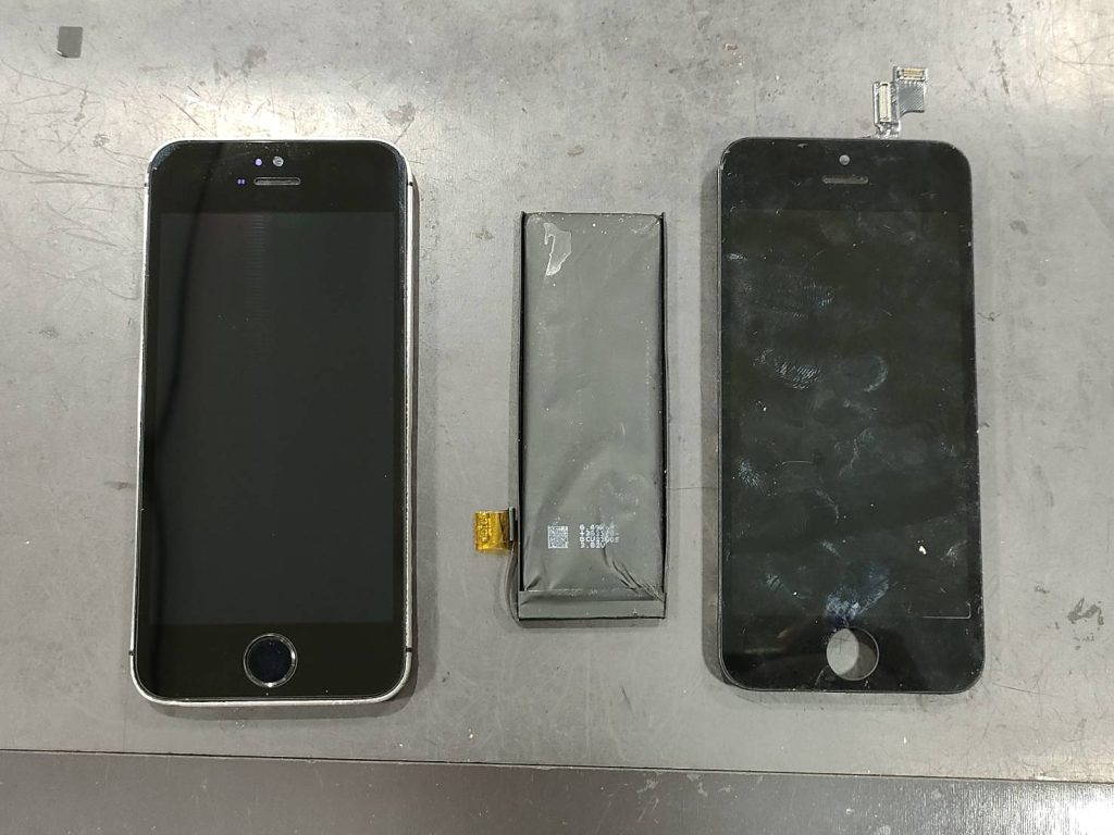 iPhoneSE  バッテリー交換と液晶交換  完了