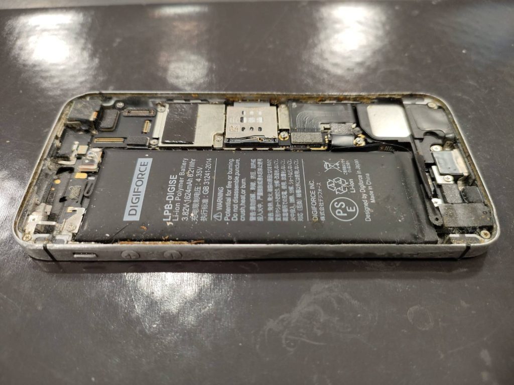 iPhoneSE バッテリー膨張 　本体内の画像
