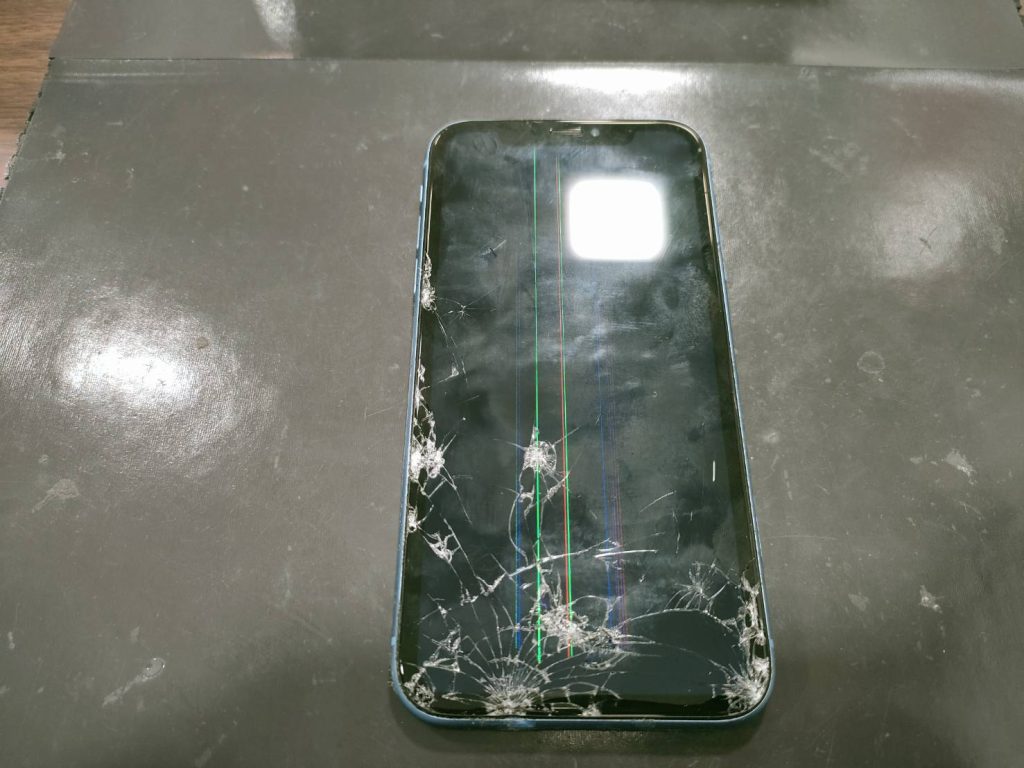 iPhoneXR  画面破損で液晶不良も