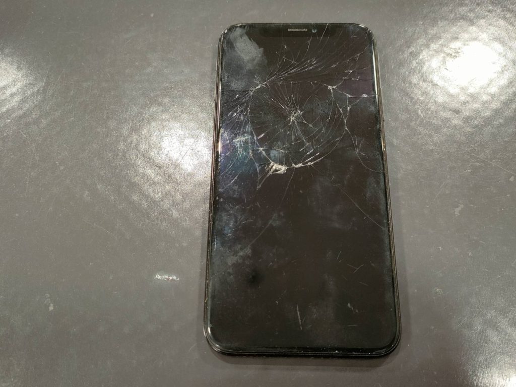 衝撃で破損した iPhoneX の液晶画面