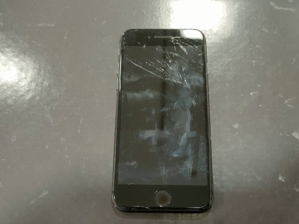iPhone８ 割れた画面の修理 BEFORE
