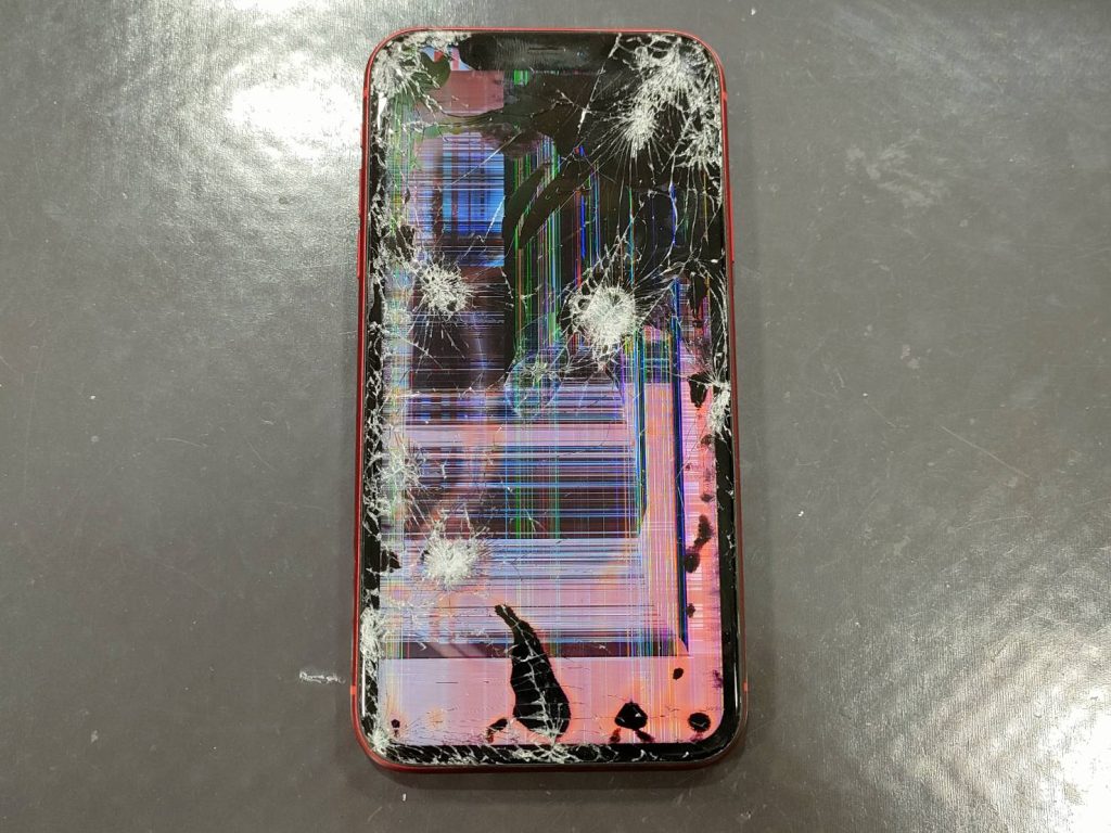 iPhone１１ 衝撃で画面破損 ＆タッチ操作不能 修理前