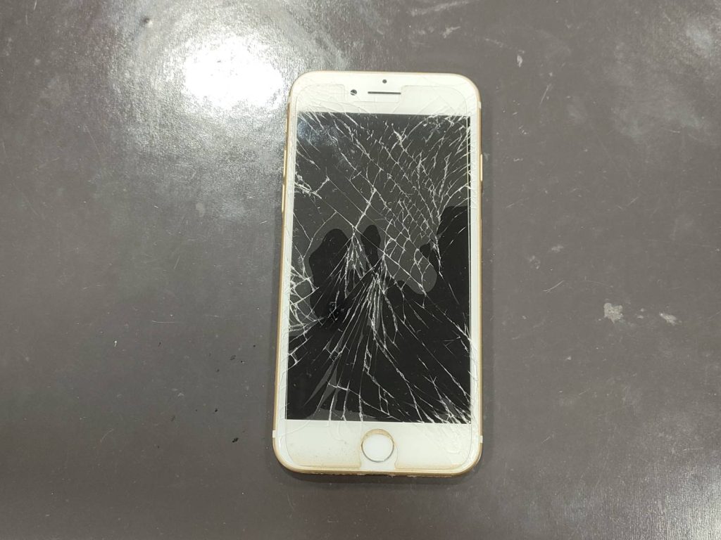 iPhone７ 衝撃でフィルム＆画面が損傷