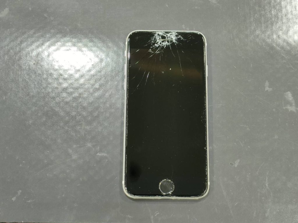 ガラス液晶割れアイフォン SE2 修理前