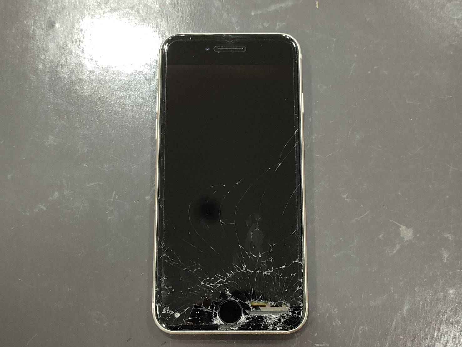 衝撃で画面破損したアイフォン SE３修理前 
