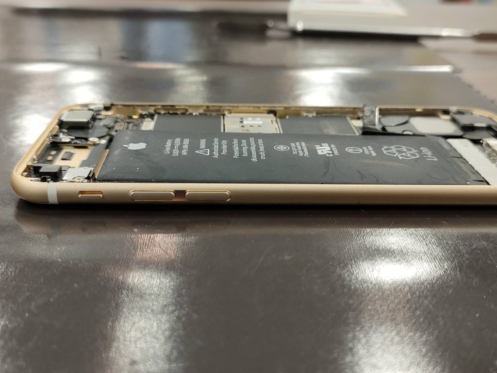 iPhone６S の バッテリー膨張