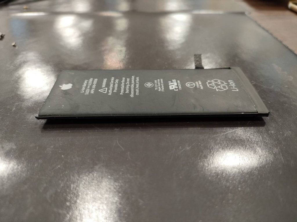iPhone６S の バッテリー膨張 2