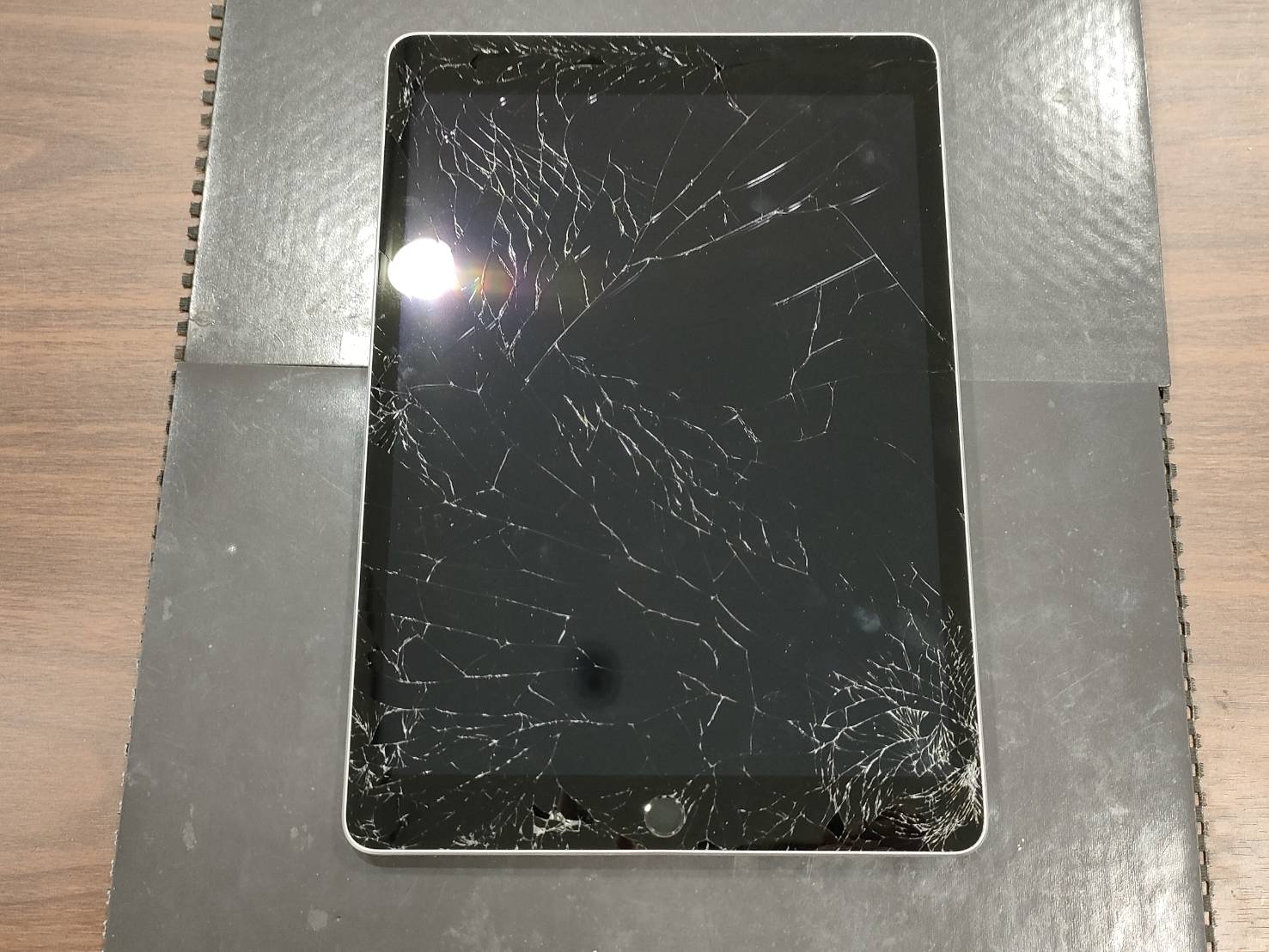 iPad９ フロントガラス割れ 修理前