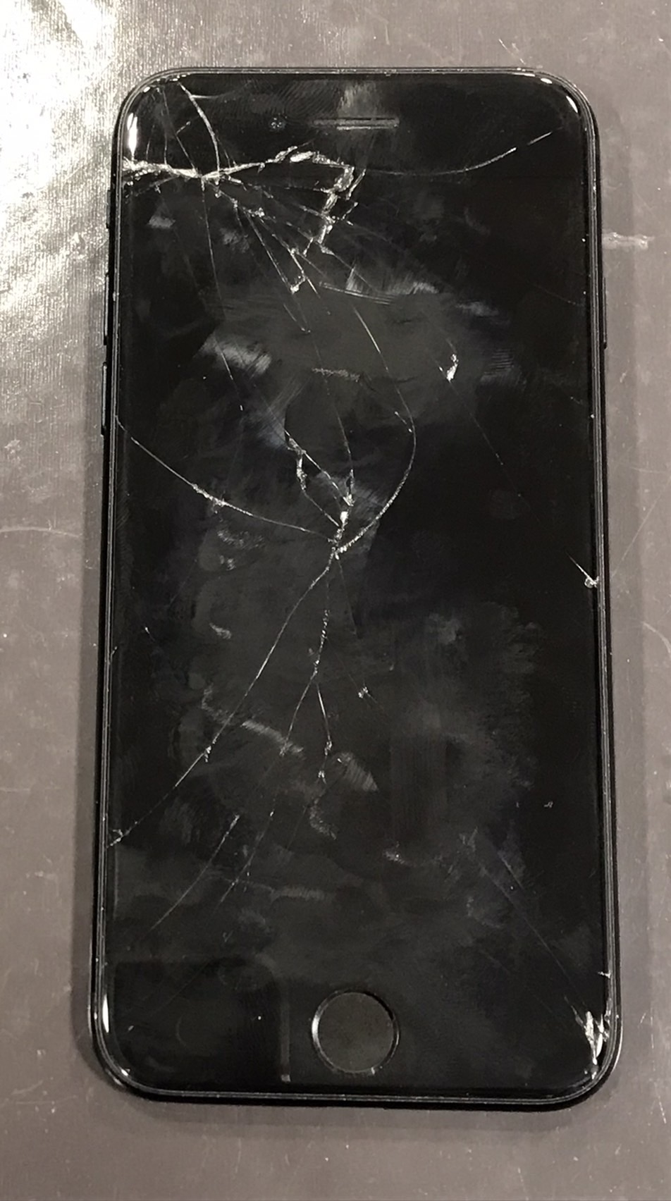 画面が割れてしまったiPhone きれいに直りました！